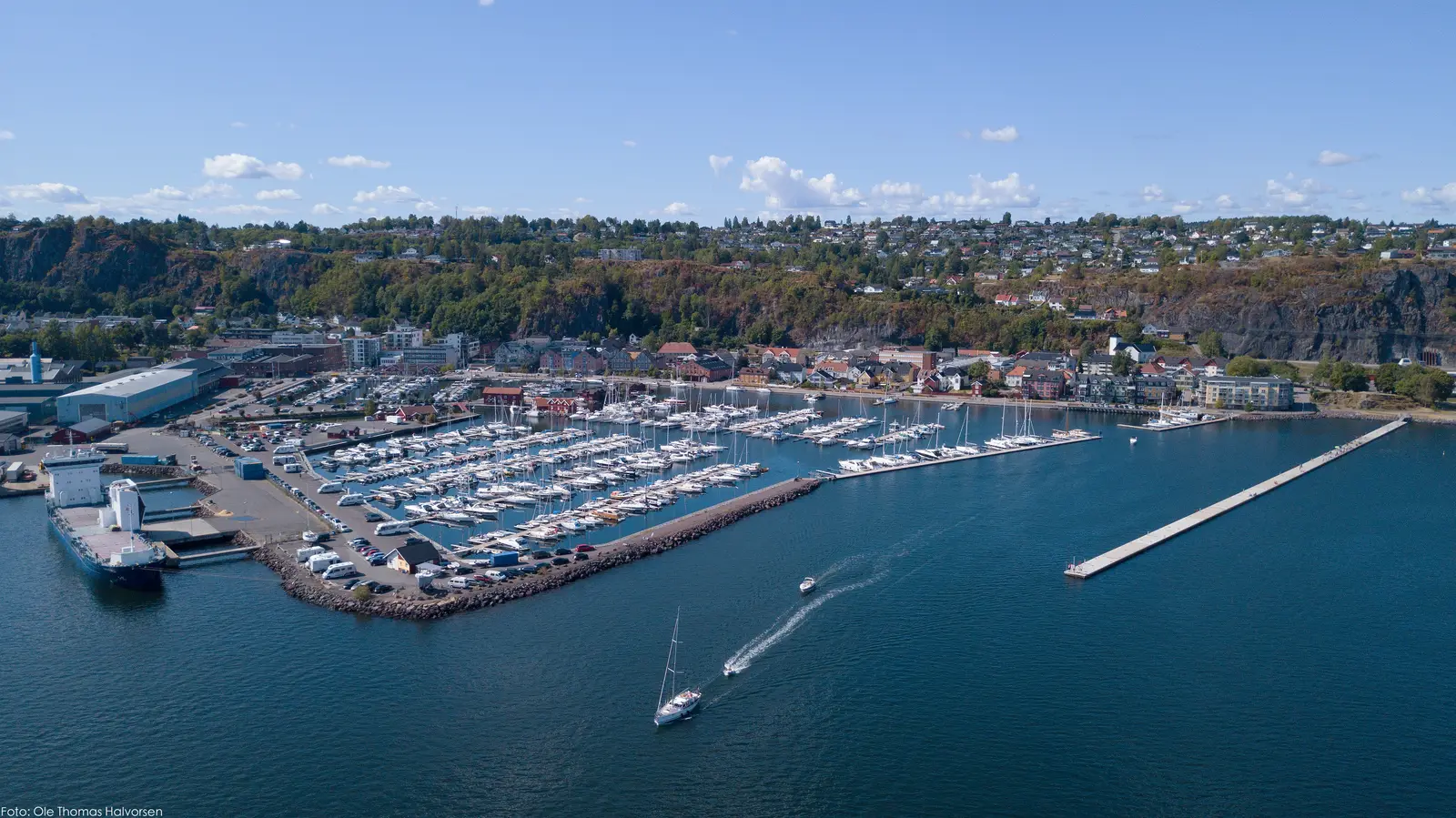 Holmestrand sett fra lufta, med havna og bebyggelsen